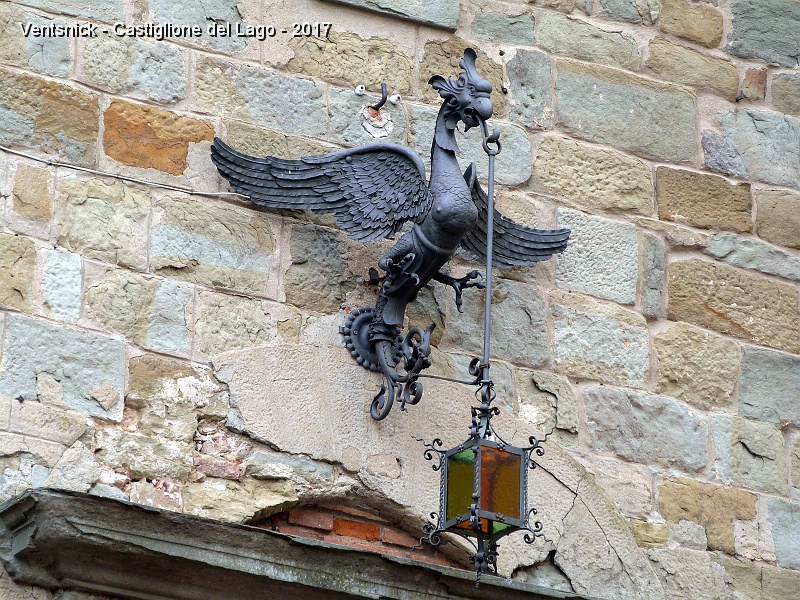 P1230275.jpg - ... sur sa façade, un dragon porte une lanterne ...