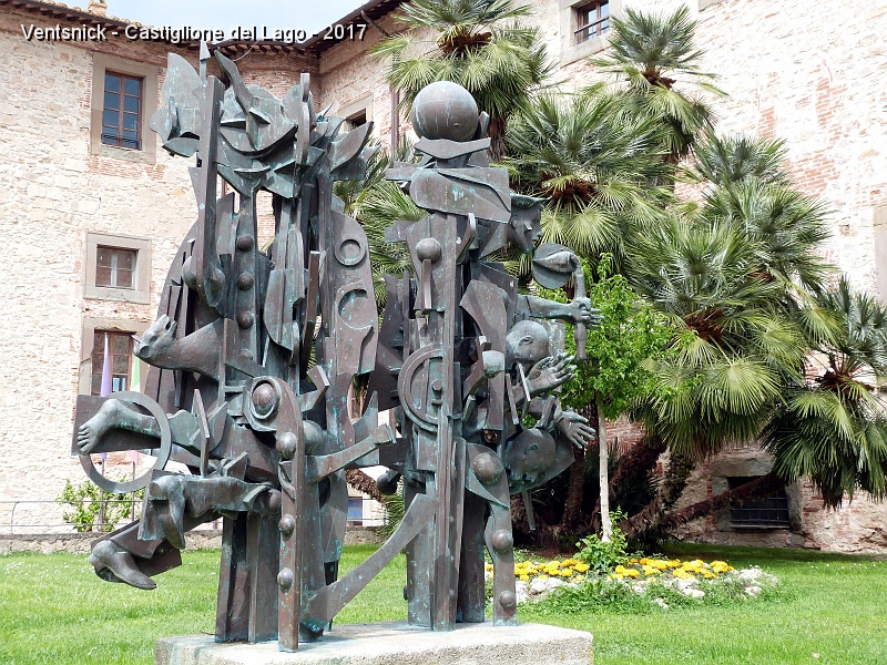 P1230325.jpg - "Sopravvivere alla morte, è vivere" Sculpture de R. Mancini (1990).