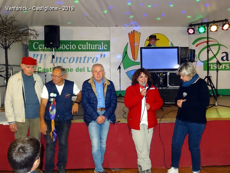 DSC01331.JPG - Samedi soir, après le diner, les autorités communales et Lucia Laggia (Du Club Vulandra et qui tient le micro) remercient les cerfs-volistes pour leur implication dans le festival de cerfs-volants.