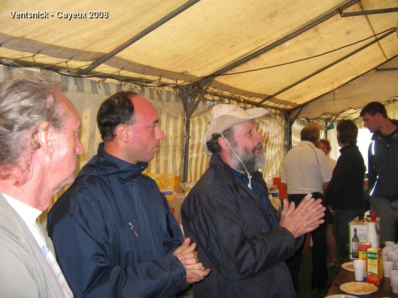 IMG_7104.jpg - Petit discours de Bruno qui accueille les cerfs-volistes pour le barbecue du samedi soir.