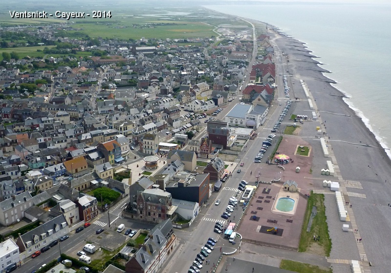 P1160716.JPG - La ville de Cayeux avec, au centre de l'image, son kiosque à musique ...