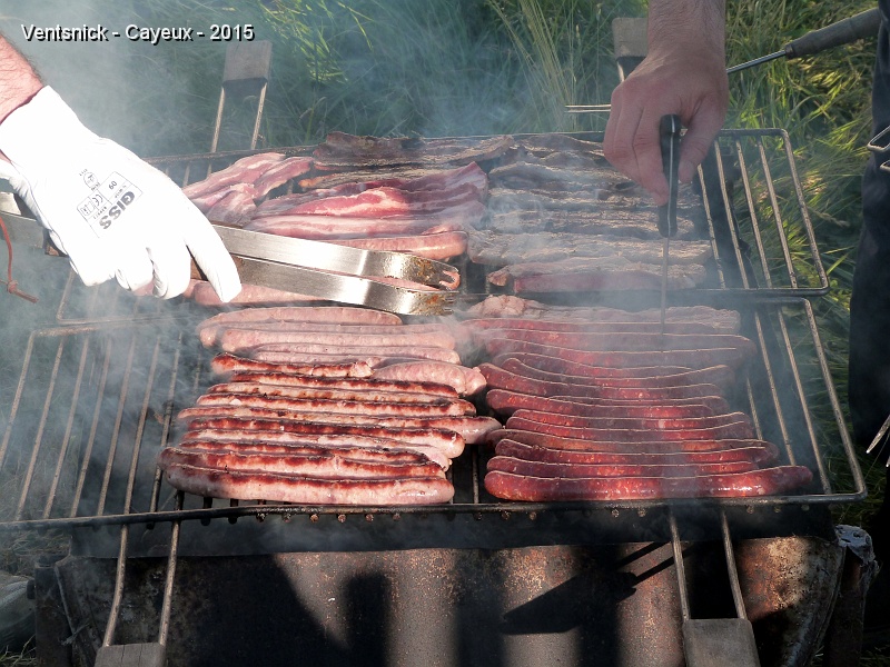 P1140414.JPG - ... les saucisses,  merguez et tranches de lard crépitent sur le grill ...