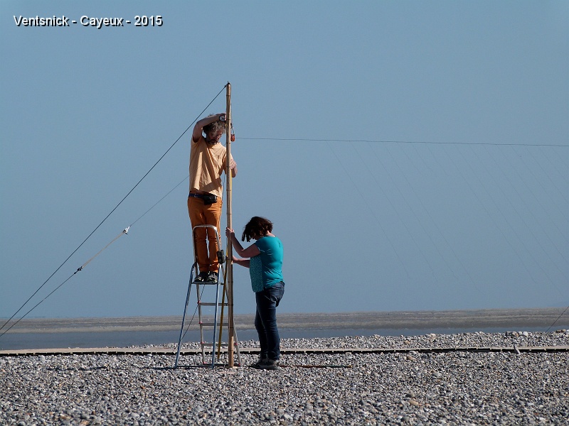 P1140440.JPG - Didier Ferment installe une structure sur la plage ...