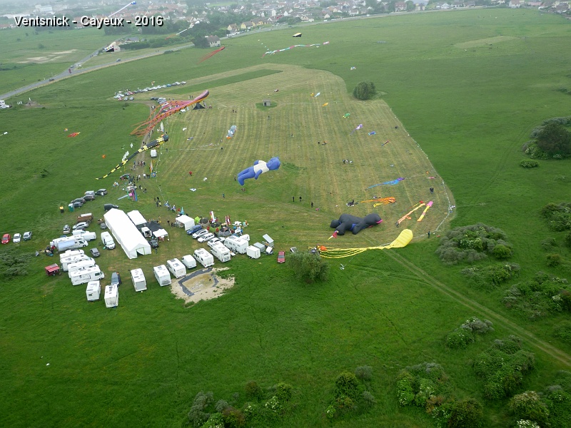 P1220964.JPG - Changement de décor pour cette nouvelle édition du festival. En retrait de la plage, c'est dans un cadre verdoyant que nous volerons. Les galets ne sont pas loin sous la surface du sol ! Ceci ne facilite pas la mise en place des jardins du vent et des points d'ancrage des cerfs-volants ! (D'autres vues aériennes sont à découvrir dans la rubrique "Aérien").
