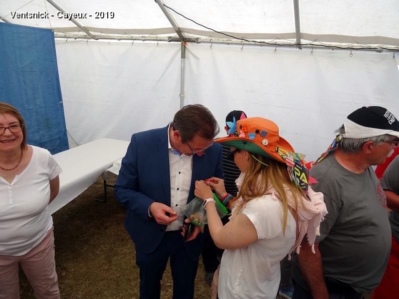 DSC01962.JPG - Dimanche midi, discours et apéro offert par la municipalité. Elise décore Jean-Paul Lecomte, Maire de Cayeux sur Mer, avec l'un de ses papillons ...