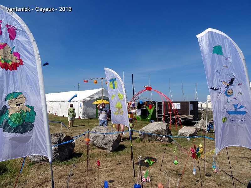DSC01880.JPG - Les jardins éoliens attendent les visiteurs, ici celui d'Annie Cagnioncle,  ...