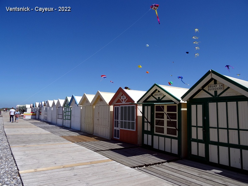 DSC09411.JPG - Le décor des cabines de plage et le long chemin de planches : Quelle invitation à la balade !
