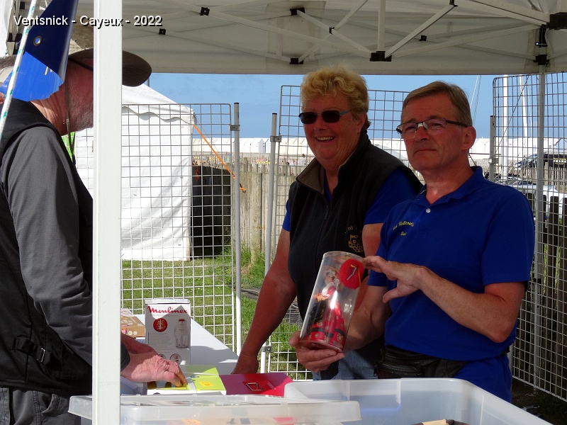 DSC09446.JPG - La célèbre tombola est en place ! Ici Geneviève Vansnickt  et Hervé Gaudefroy un gros lot à la main !