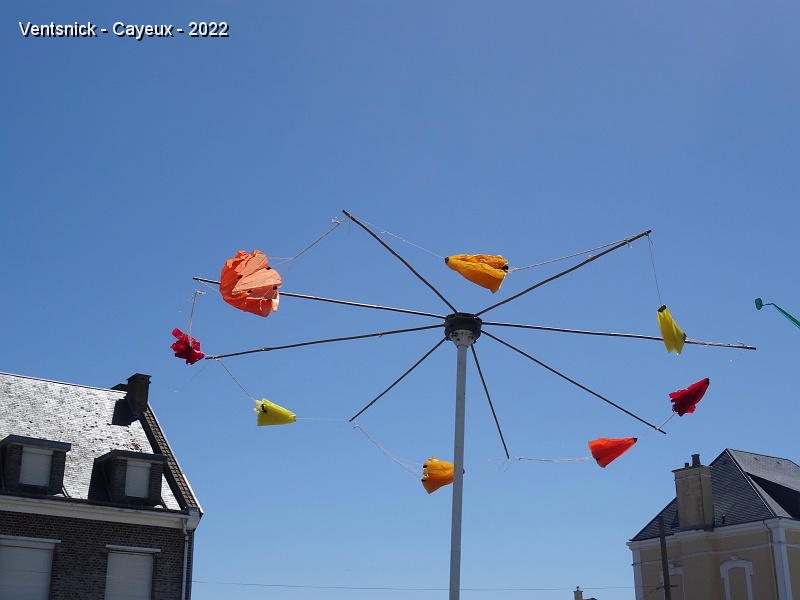 DSC09393.JPG - ... leur tourniquet horizontal fonctionne sur le principe d'une noria : un parachute s'emplit d'air dans le vent, entraine la roue en rotation, puis se vide lorsqu'il se positionne contre le vent, un autre prend ensuite le relais !