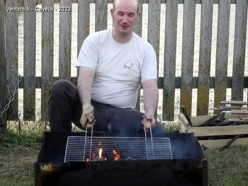 DSC02068.JPG - Et, pour terminer : Nettoyage des grilles après le barbecue du samedi soir ! A l'an prochain !
