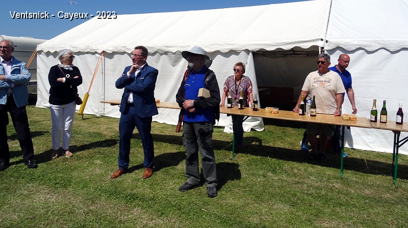 DSC02104.JPG - Après les discours, un pot de l'amitié est offert par la mairie.