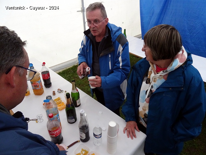 DSC04827.JPG - Soirée des cerfs-volistes, Hervé Gaudefroy et Patricia Ghesquière servent l'apéro.