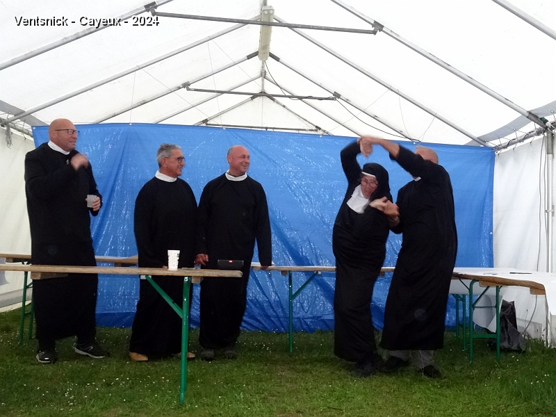 DSC04840.JPG - Le tout accompagné de quelques pas de danse !