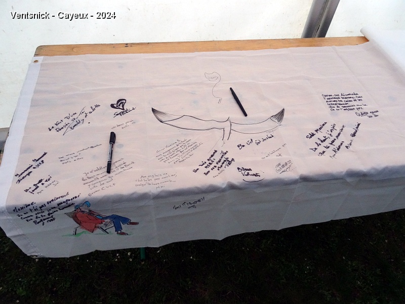 DSC04844.JPG - ... les cerfs-volistes déposent une dédicace sur un drapeau, ...