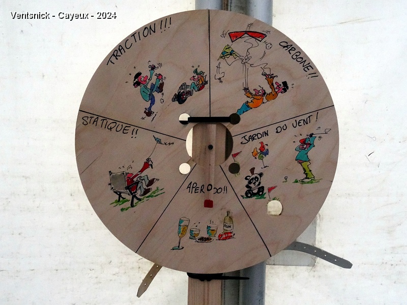 DSC04845.JPG - Voici un équipement bien pratique pour les cerfs-volistes : une roulette qui décide de l'activité du moment. Placée verticalement il y a peu de chance que l'index que l'on fait tourner tombe sur autre chose que l'apéro ! Et pourtant ce n'est pas qaranti à 100% !