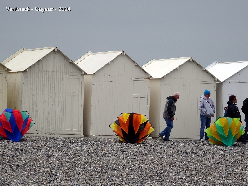 DSC04809.JPG - Loïc Chouaran assemble ses flocons, ...