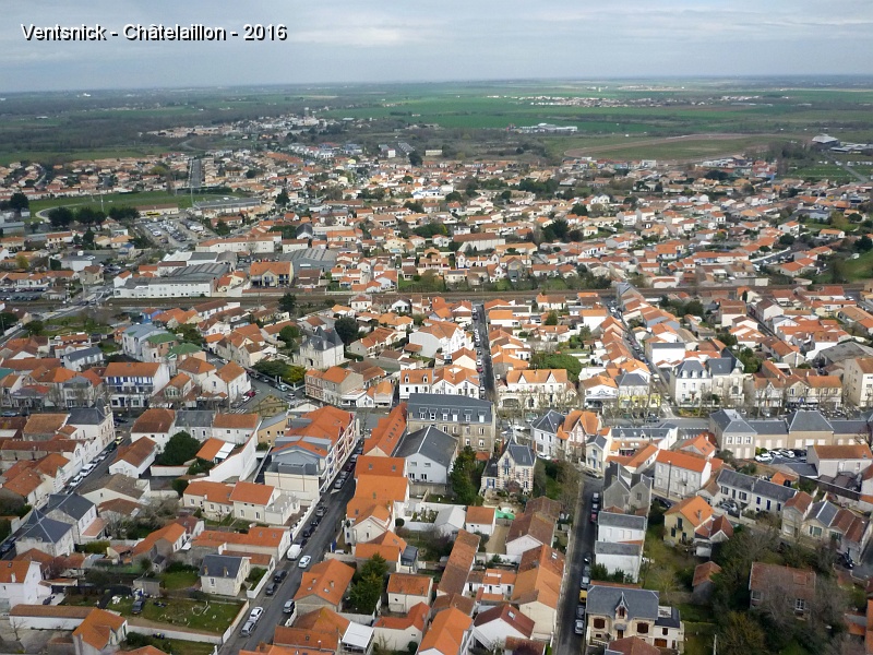 P1220129.JPG - ... vue sur la ville ...