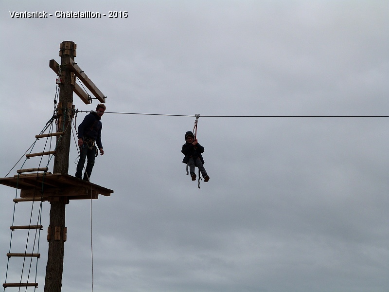 P1180187.JPG - Les enfants s'initient à la pratique de la tyrolienne ...