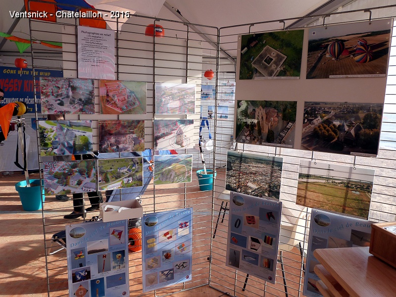 P1180242.JPG - ... et celui du CVCF qui propose une exposition de photos aériennes dont certaines sont en relief.