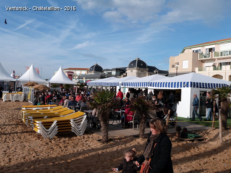 P1180227.JPG - Une terrasse bondée hors saison : le festival attire du monde !