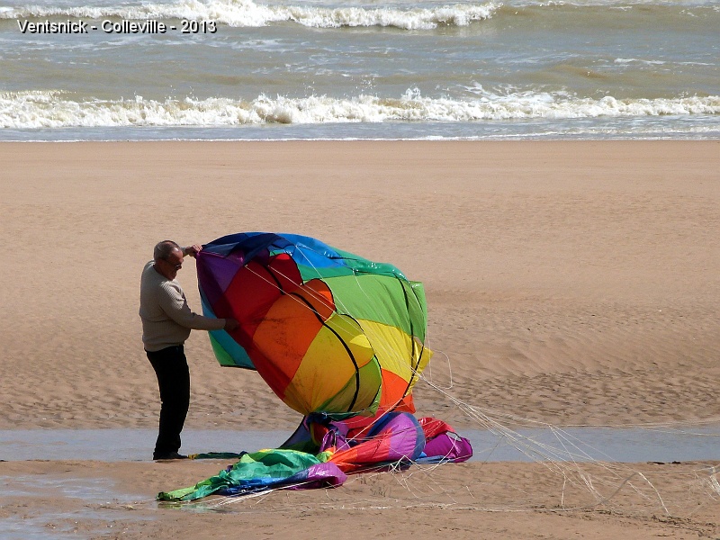 P1050504.jpg - Ti Mimi récupère son bol sur la plage ...