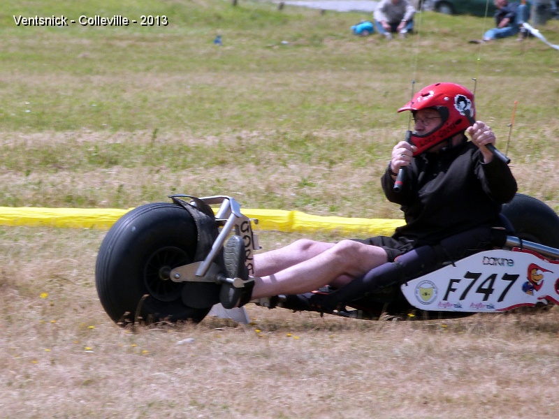 P1050608.jpg - Insolite : du Buggy sur gazon, un slalom entre les lignes des cerfs-volants !