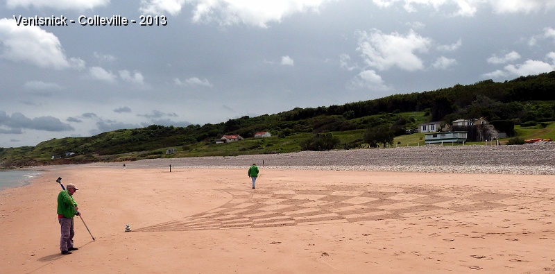 P1050752.jpg - ... il pratique le Land Art avec Patricia, ils ont tracé une arabesque sur le sable et désirent la photographier de haut ...