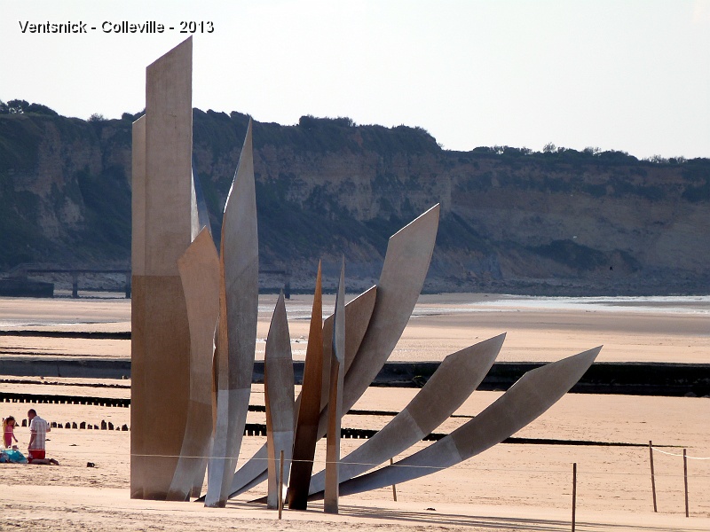 P1050443.jpg - La sculpture d'Anilore Banon, "Les Braves", s'élève sur la plage de St-Laurent-sur-Mer, tout près de Colleville-sur-mer. Elle honore la mémoire des 3 000 soldats tombés sur la plage d'Omaha Beach le jour du Débarquement, le 6 juin 1944 ...