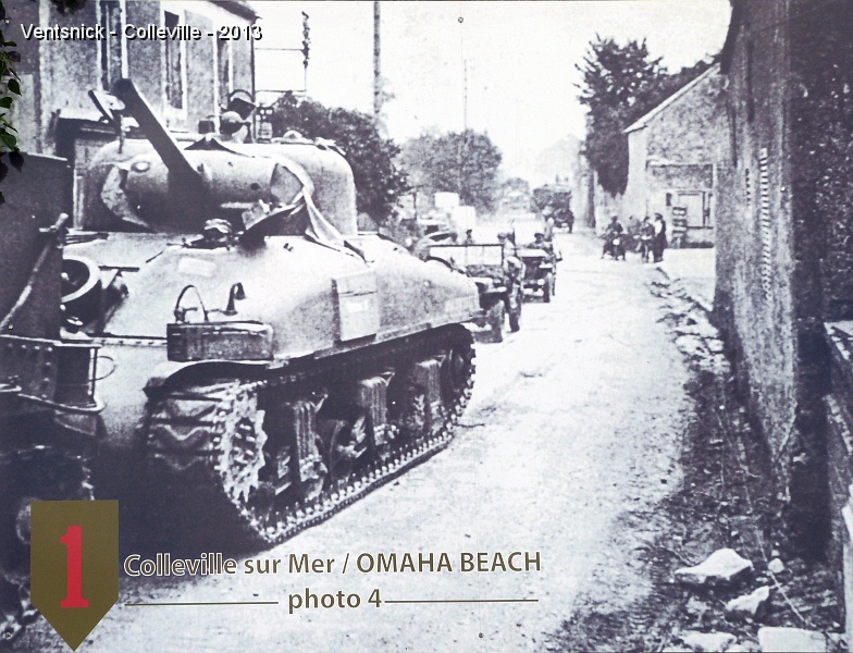 P1050477.jpg - ... des grandes photos rappellent la libération de Colleville-sur-Mer ...