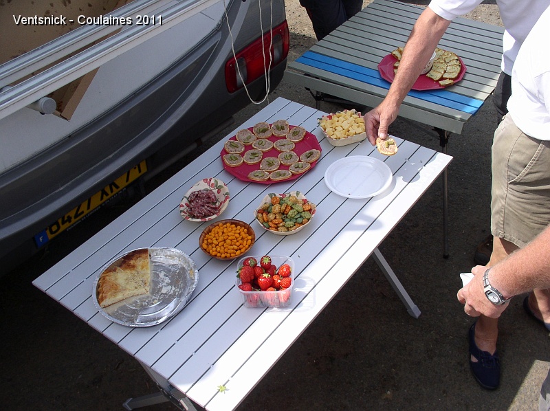 P5210002.jpg - ... nous avons apporté une spécialité bien de chez nous, de la tarte au maroilles maison, certains vous diront que cela se marie particulièrement bien avec les fraises !