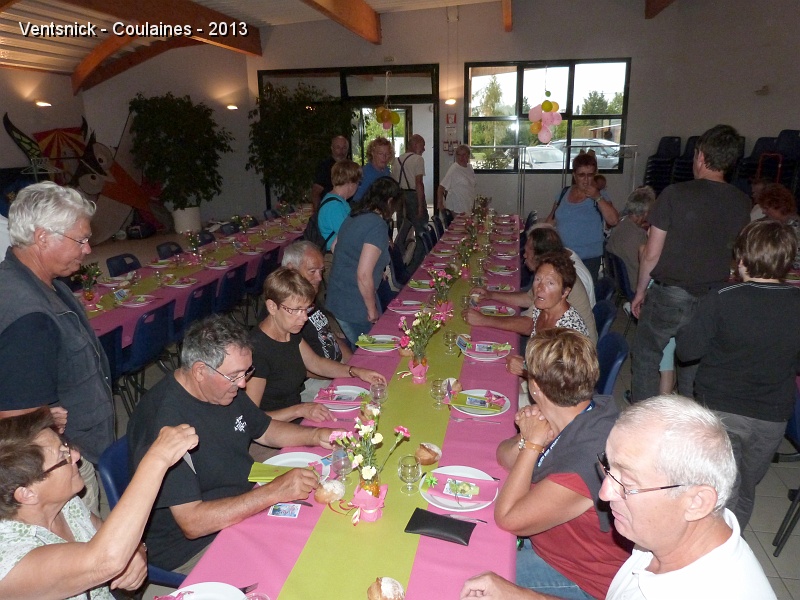 P1060340.jpg - La soirée des cerfs-volistes démarre. Comme à l'accoutumée les tables sont magniquement dressées ...