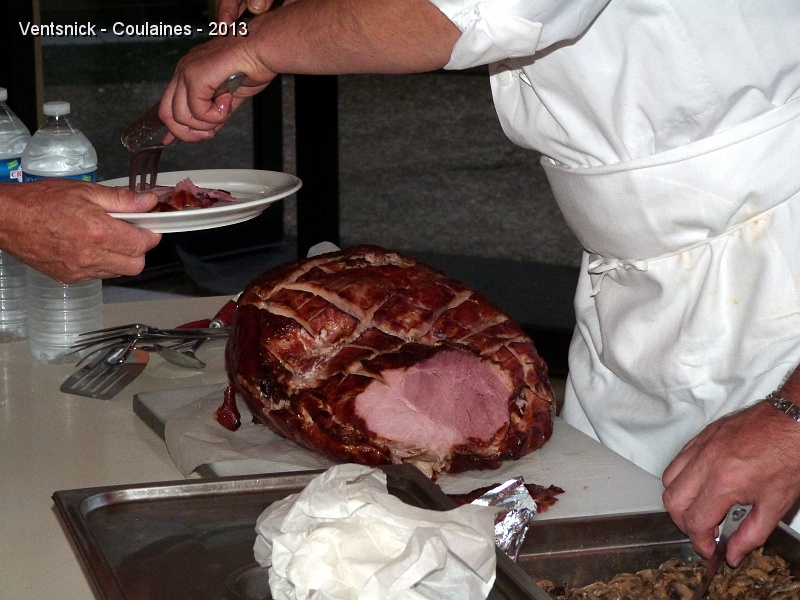 P1060346.jpg - ... des tranches épaisses de jambon garnissent les assiettes. La soirée s'achève dans la bonne humeur autour d'une bonne table !