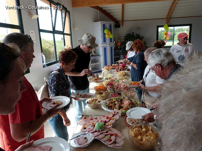P1060397.jpg - ... le buffet pantagruélique nous attend, Rillettes et Rillons nous allèchent par avance ! Quoi c'est déjà fini ???? Alors : à l'année prochaine !