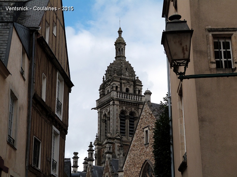 P1150524.JPG - ... le clocher de l'Eglise St Benoît que l'on découvre  subitement ...
