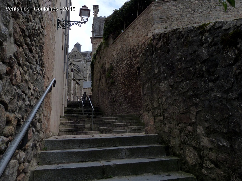 P1150558.JPG - Un escalier menant à la cathédrale Saint-Julien.