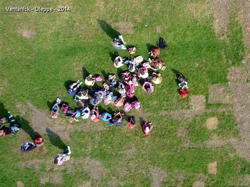 P1170831.jpg - Groupe scolaire : des élèves sagements assis..
