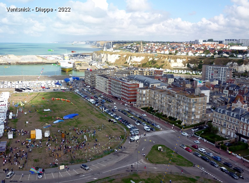 P1300195.jpg - ... en avant-plan : l'espace dédié aux jardins du vent, à l'arrière la ville, l'entrée du port puis les falaises ...
