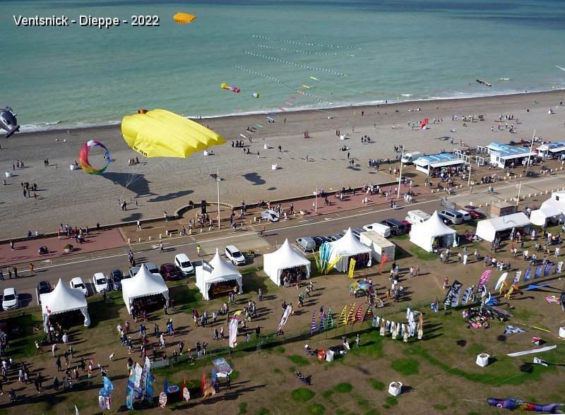 P1300253.jpg - ... les stands, ...