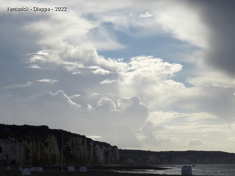 DSC00132.JPG - Nous arrivons à Dieppe le Jeudi midi qui précède le festival, des trouées lumineuses percent le ciel orageux, ...