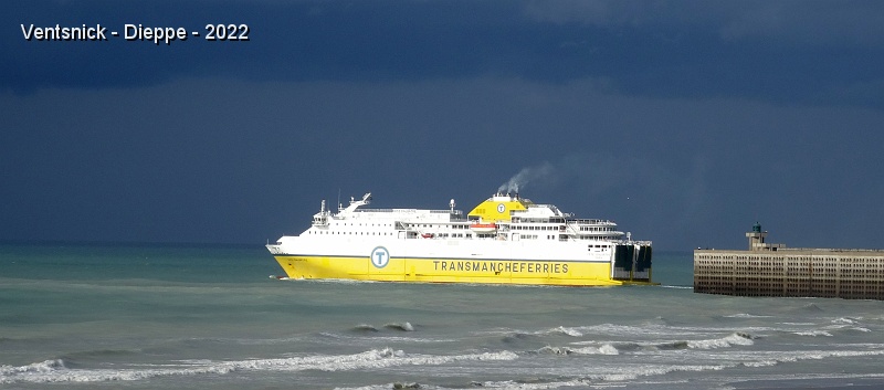 DSC00133.JPG - ... un ferry quitte le port sous un ciel lourd de menaces, ...