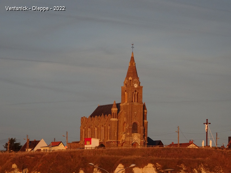 DSC00404.JPG - En haut de la falaise, la chapelle ND de Bonsecours sous la lumière du soleil couchant.