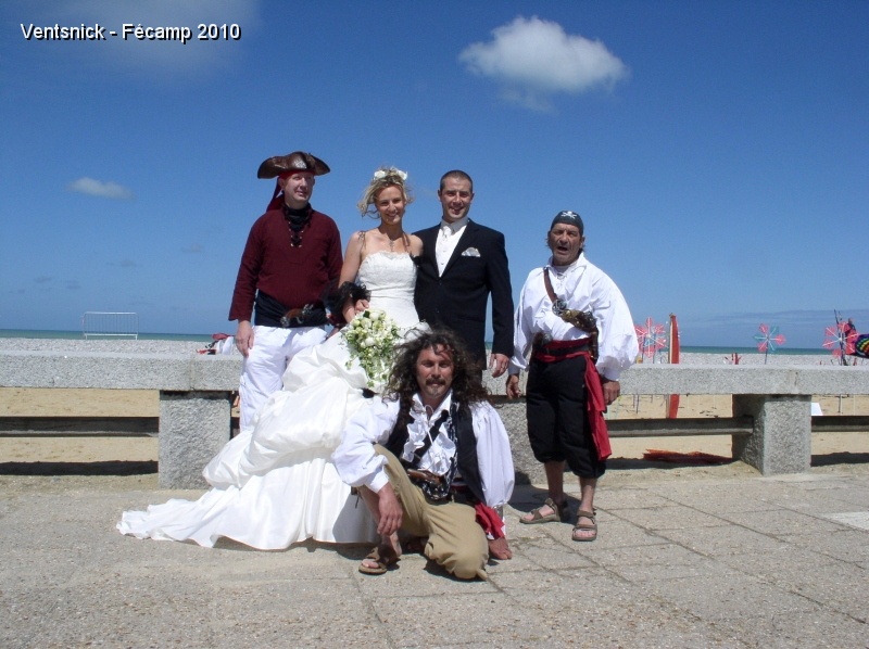 P1010002.JPG - ... un couple de jeunes mariés rencontre les Pirates Air Line, l'occasion d'une photo souvenir ...