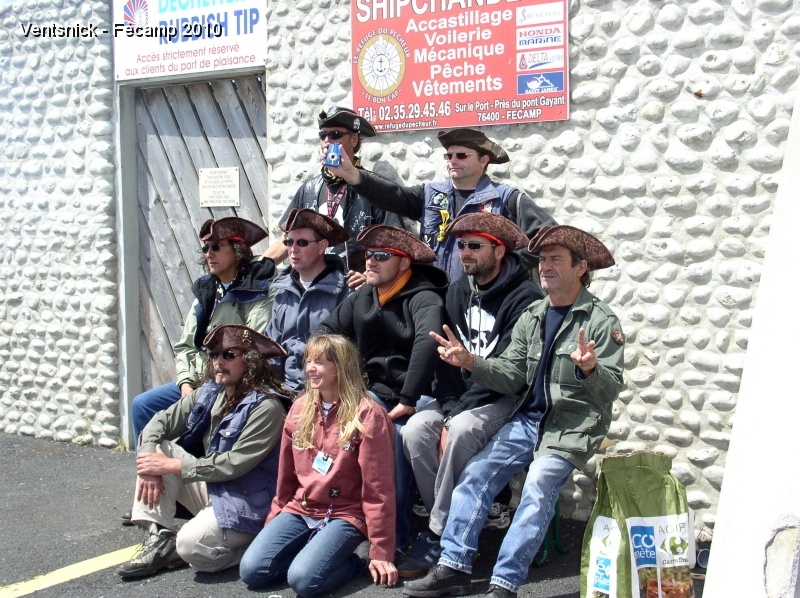 P6200063.JPG - Les Pirates profitent de la pause déjeuner pour une photo de groupe.