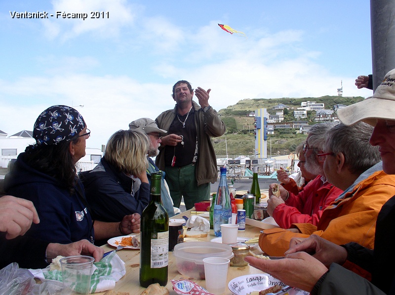 P6180060.JPG - Nous avons tous apporté notre pique-nique pour ce samedi midi, et c'est à l'abri du vent que nous prêtons une oreille attentive au discours de Thierry ... " L'an prochain, pensez à apporter vos couverts et verres pour protéger la planète" ...