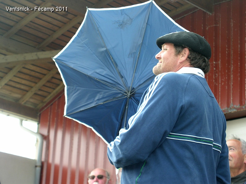 P6190119.JPG - ... Thierry fait une démonstration du parapluie "anti-tempête" qui fait partie des lots gagnés ...