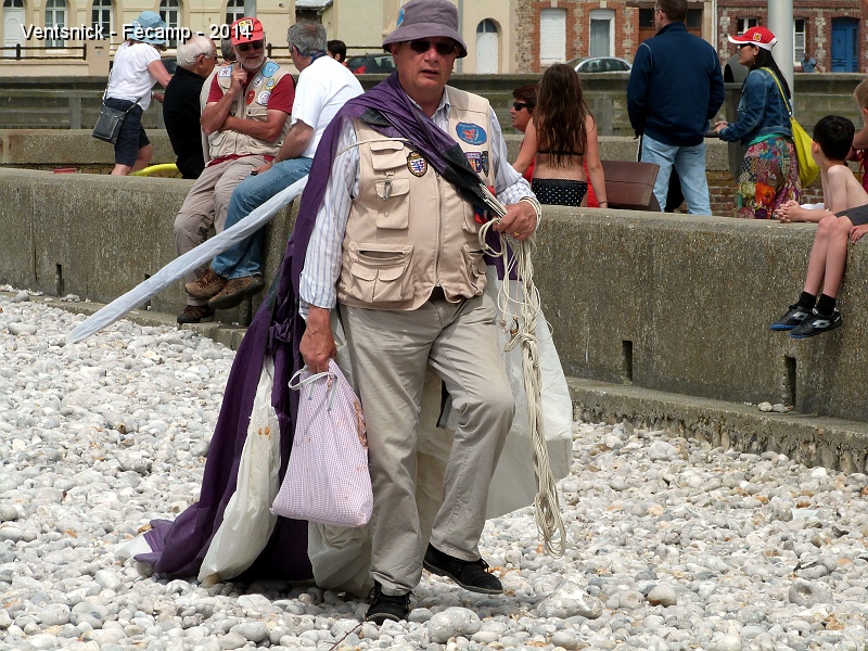 P1090302.JPG - ... François Periault  en marchand de tapis ? ou simple transport de son Flow form ? ...