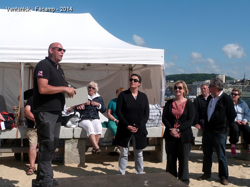 P1090503.JPG - Dimanche en fin d'après midi : remise de lots pour les concours de jardins du vent et du plus beau cerf-volant,  en présence d'Estelle GRELIER (Députée), Marie-Agnès POUSSIER-WINSBACK (Maire de Fécamp) et de Pierre AUBRY (1er adjoint).