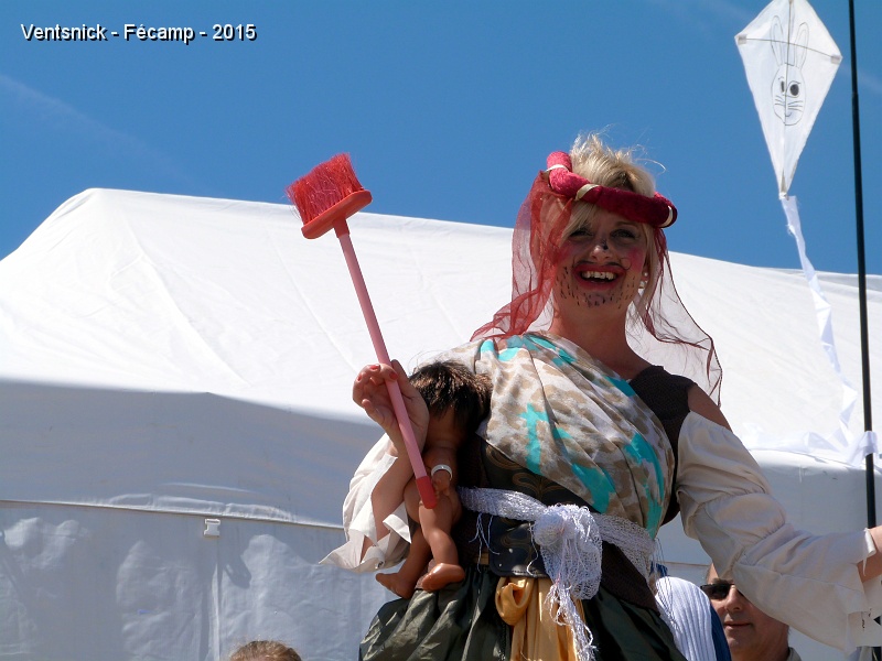 P1140668.JPG - Un enterrement de vie de jeune fille passe près de nous.