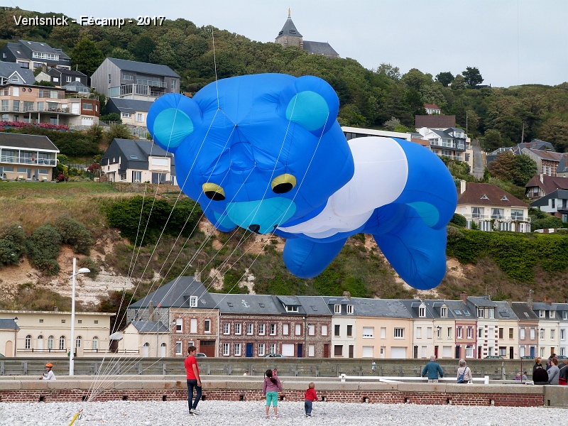 P1240447.jpg - Gros ours de Sébastien Guerra, les enfants situés en dessous donnent l'échelle !