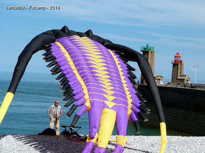 P1290851.jpg - Pierre Pozan et son gros  trilobite.